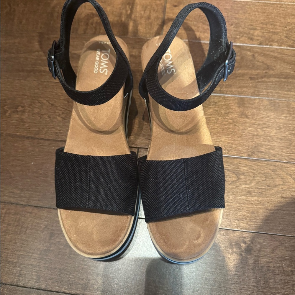 EUC TOMS Women's Black Sandals 9.5 - Picture 2 of 6